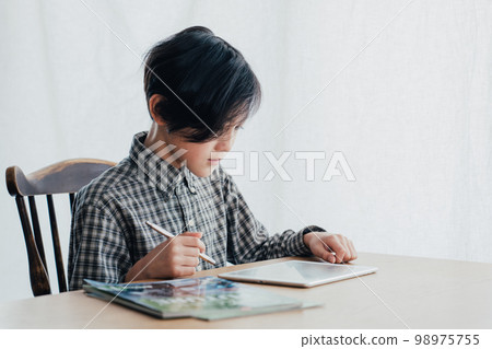 書桌前學習的男孩 書桌前學習的男孩 98975755