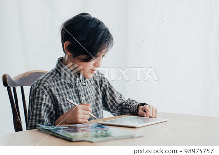 書桌前學習的男孩 書桌前學習的男孩 98975757