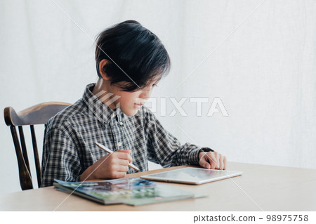 書桌前學習的男孩 書桌前學習的男孩 98975758