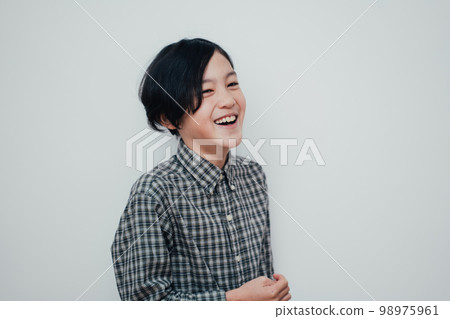 Elementary school boy 98975961