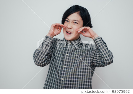 Elementary school boy 98975962