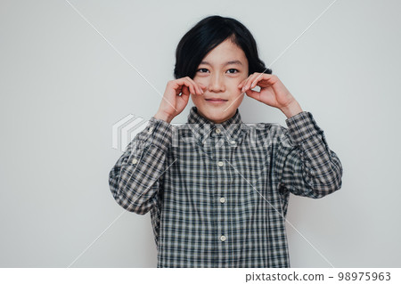 Elementary school boy 98975963