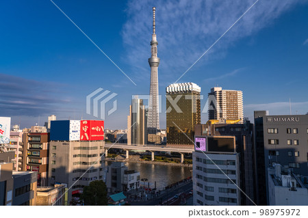 《東京》淺草，可以看到晴空塔的繁華地段 98975972