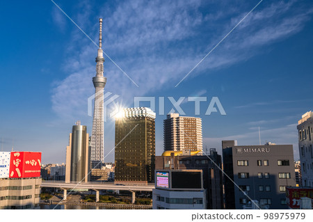 《Tokyo》Asakusa, a downtown area with a view of the Sky Tree 98975979
