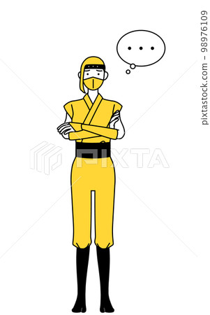 一個穿著忍者服裝的女人雙臂交叉思考 98976109