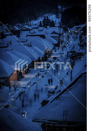 白雪皚皚的大內宿冰雪節街景與雪燈籠福島縣下鄉町 白雪皚皚的大內宿冰雪節街景與雪燈籠福島縣下鄉町 98976206