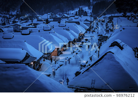 白雪皚皚的大內宿冰雪節街景與雪燈籠福島縣下鄉町 98976212