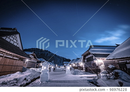 白雪皚皚的大內宿冰雪節街景與雪燈籠福島縣下鄉町 白雪皚皚的大內宿冰雪節街景與雪燈籠福島縣下鄉町 98976228