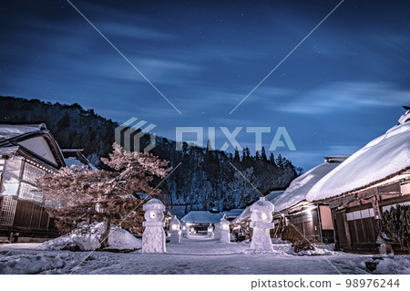 白雪皚皚的大內宿冰雪節街景與雪燈籠福島縣下鄉町 98976244