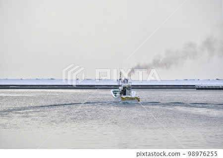 Photographing the scenery of fishing boats leaving Fukushima fishing port in Fukushima town, Hokkaido in winter 98976255