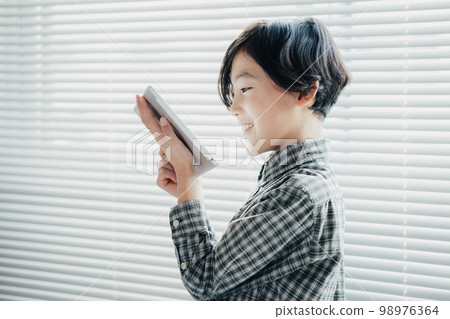 痴迷於平板電腦的男孩 98976364