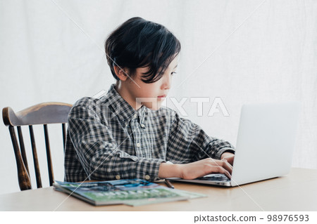 男孩學習電腦 98976593