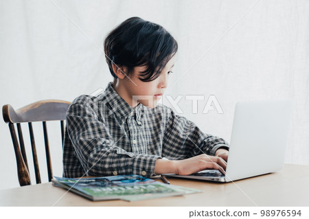 男孩學習電腦 98976594