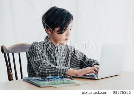 男孩學習電腦 98976596