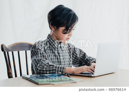 男孩學習電腦 男孩學習電腦 98976614