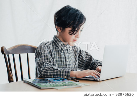 男孩學習電腦 男孩學習電腦 98976620