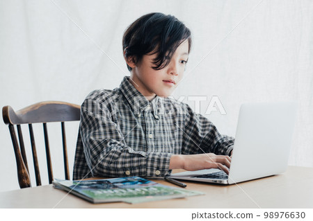boy learning pc boy learning pc 98976630