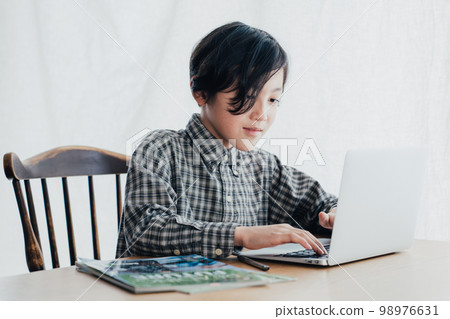 boy learning pc boy learning pc 98976631