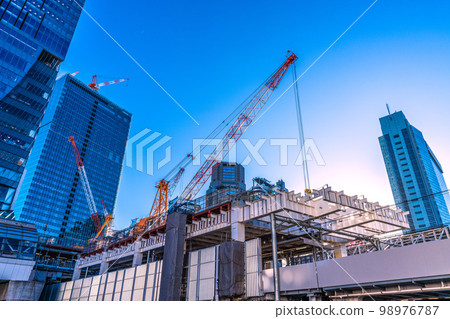 日本東京城市景觀，大型起重機（屏幕右側）轉向澀谷站上部鋼架端 98976787