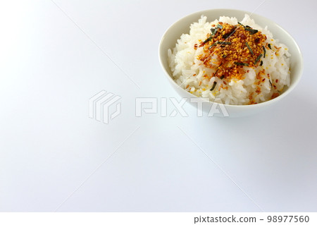 雞蛋捲餅撒在碗裡的米飯上 雞蛋捲餅撒在碗裡的米飯上 98977560