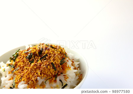 雞蛋捲餅撒在碗裡的米飯上 雞蛋捲餅撒在碗裡的米飯上 98977580