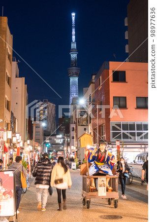 << 東京>> 淺草在晚上,繁華的娛樂區 << 東京>> 淺草在晚上,繁華的娛樂區 98977636