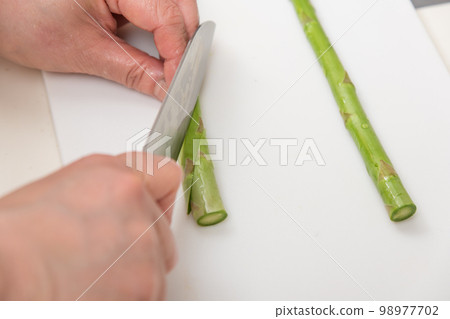[Cut asparagus diagonally with a Santoku knife] 98977702