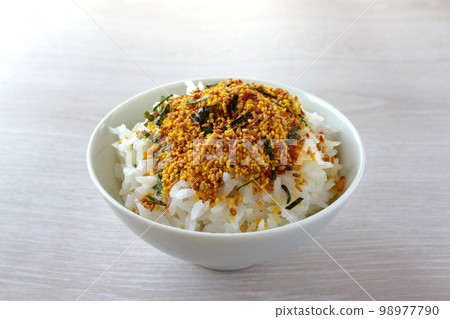 雞蛋捲餅撒在碗裡的米飯上 98977790