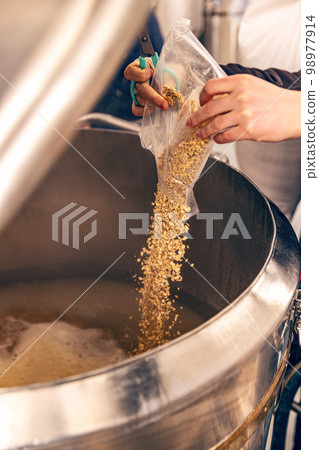 Brewer working in small brewery 98977914
