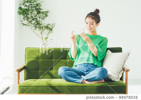 女人在智能手機上觀看視頻 98978038