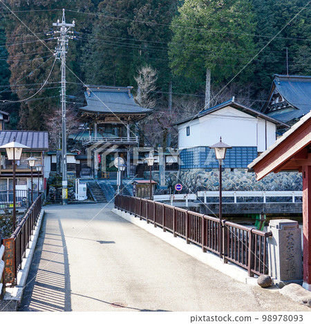 從大乘寺橋到郡上八幡（岐阜縣郡上市）的大乘寺山門 98978093