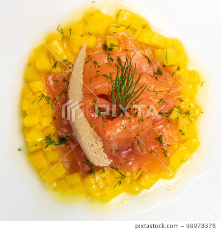 Recipe for salmon gravlax with mango brumoise and white balsamic vinegar dressing Recipe for salmon gravlax with mango brumoise and white balsamic vinegar dressing 98978378