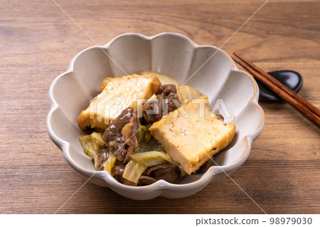 大白菜、牛肉和炸豆腐的鮮味 98979030