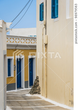 Narrow alleys in Olymbos village 98979563