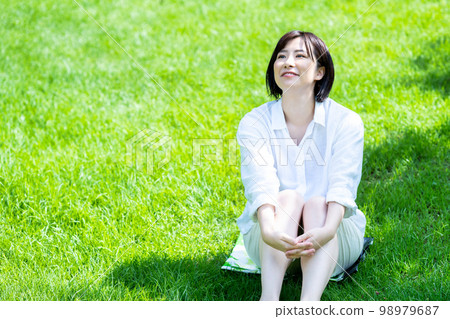 放鬆在新鮮的綠草的少婦 98979687