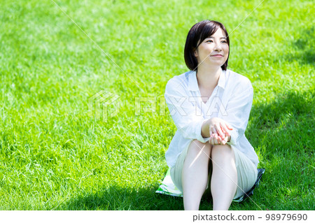 放鬆在新鮮的綠草的少婦 98979690