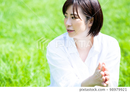 放鬆在新鮮的綠草的少婦 98979921