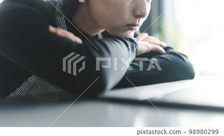 person, salesperson, shop assistant 98980299