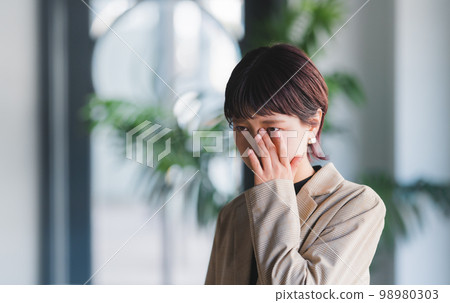 person, cry, crying 98980303