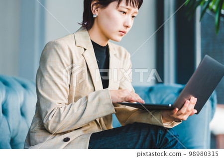 business woman, businesswoman, career woman 98980315