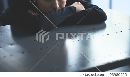 worry, worried, person 98980323