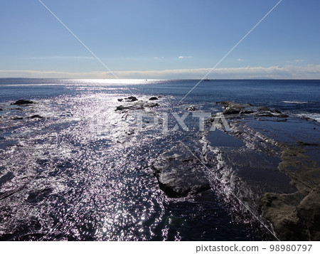 Enoshima rough beach 98980797