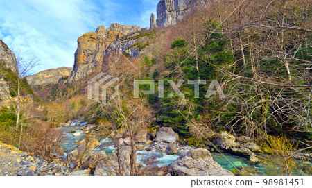 Veral River, Valles Occidentales Natural Park, Spain 98981451
