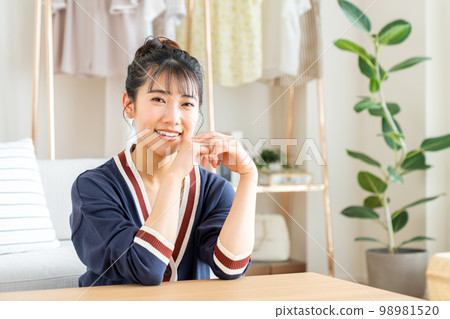 年輕女子在客廳放鬆 98981520