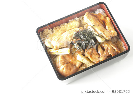 A bird's-eye view of hot charcoal-grilled yakitori with plenty of sauce on a white background 98981763