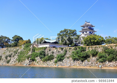 [Ehime Prefecture] Imabari Castle in autumn weather (one of Japan's top three water castles) 98981844