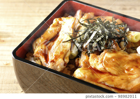 Hot charcoal-grilled yakitori with plenty of sauce 98982011