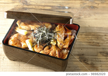 Hot charcoal-grilled yakitori with plenty of sauce 98982020