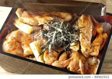 熱乎乎的炭火烤雞肉串配上大量的醬汁 98982022