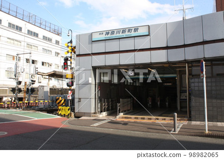 In front of Kanagawa Shinmachi Station 98982065